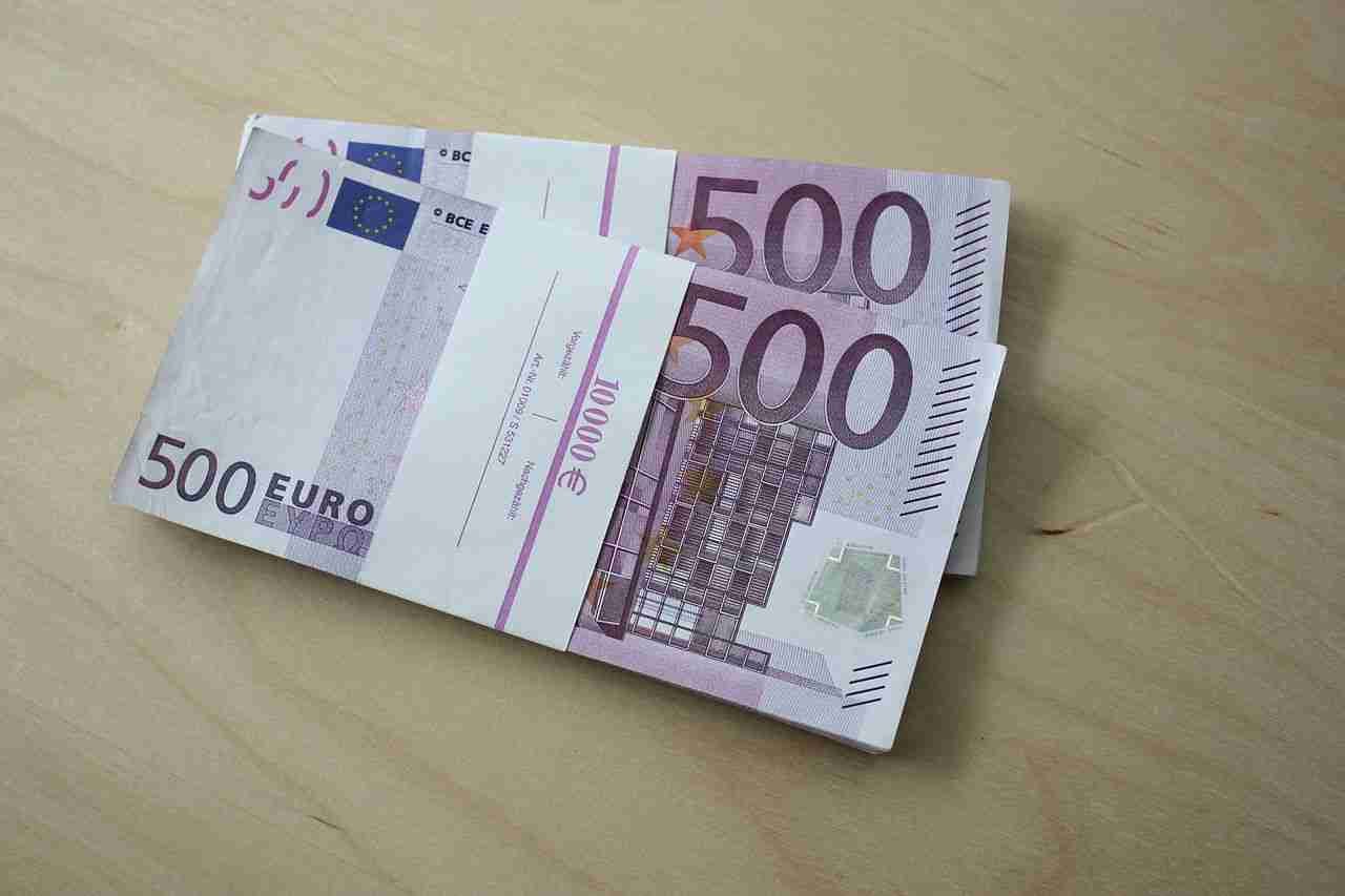 A bundle of 500 euro banknotes on a table.